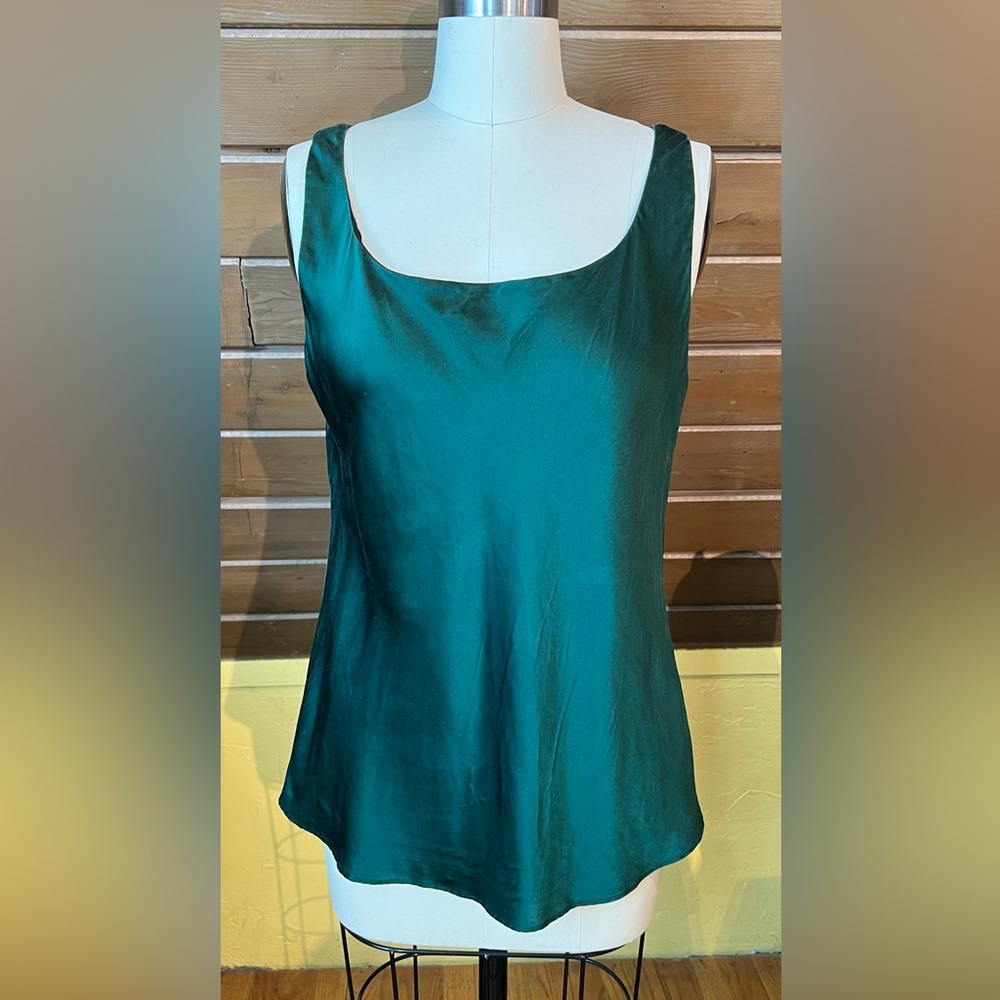 Emerald green Lafayette 148 100% silk sleeveless scoopneck top